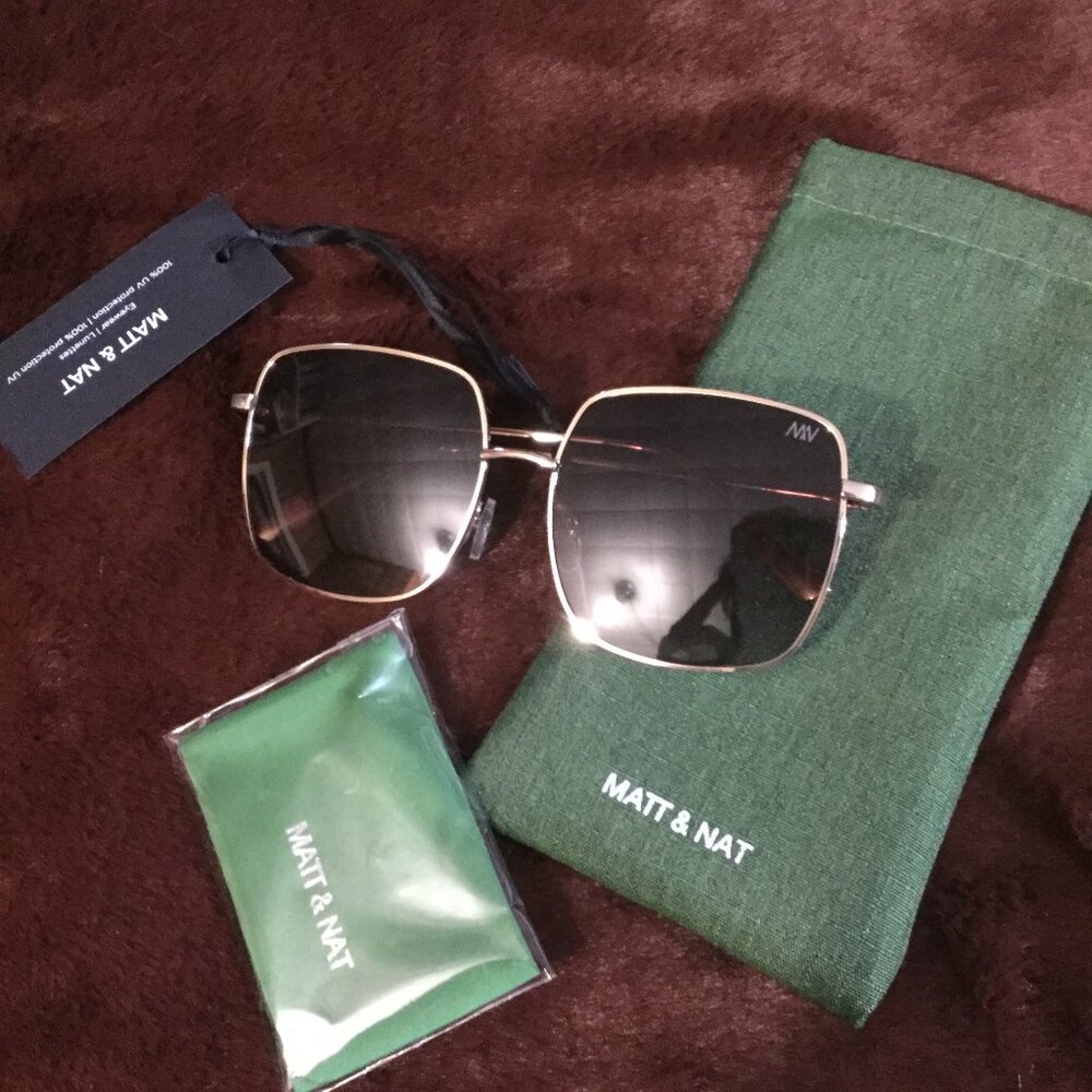 NWT Matt & Nat sunglasses comes with cleaning cloth and eyeglass case in box